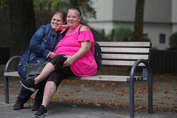 Zwei lächelnde Frauen auf der Bank - Mobile Stadtteilarbeit - Albatros gGmbH