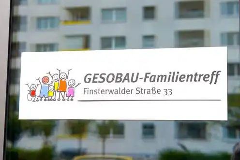 Logo des GESOBAU-Familientreff in der Finsterwalder Str. 33